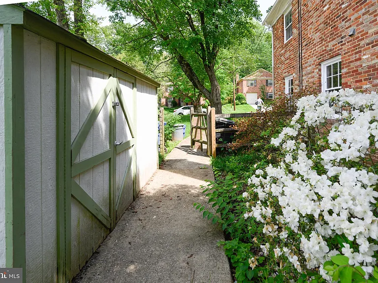 11708 Magruder Ln — Photo 24