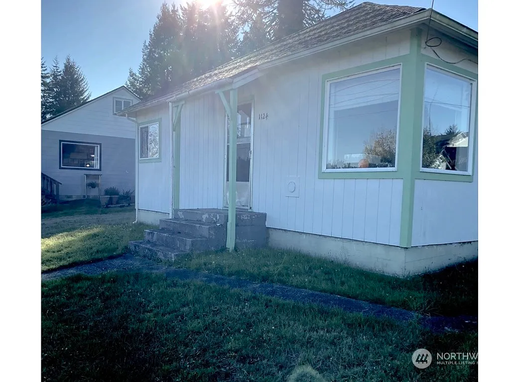 1124 Fowler Street photo 1