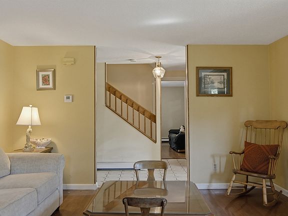 4th image of 10 Roberta Dr