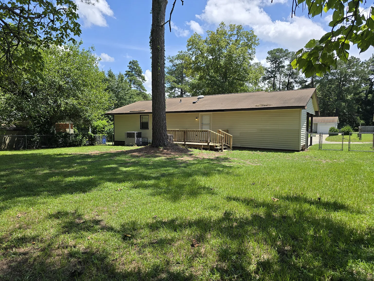 3 bed, 1.5 bath, 1200 sqft, $1,250 — Photo 2