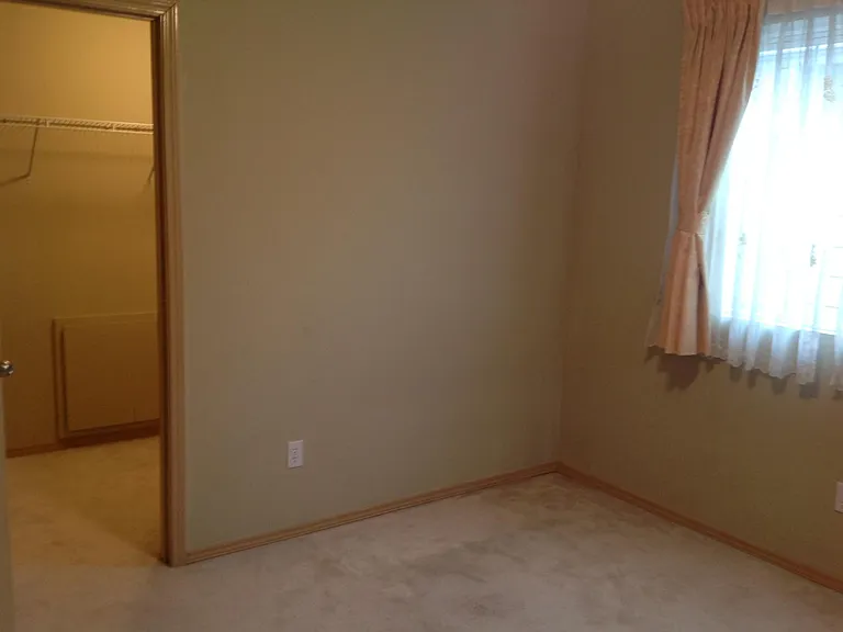 2nd lager bed room with walk-in closet