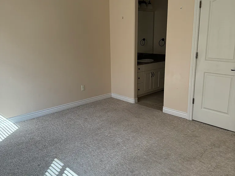 1630 Gateway Dr #4 — Photo 8