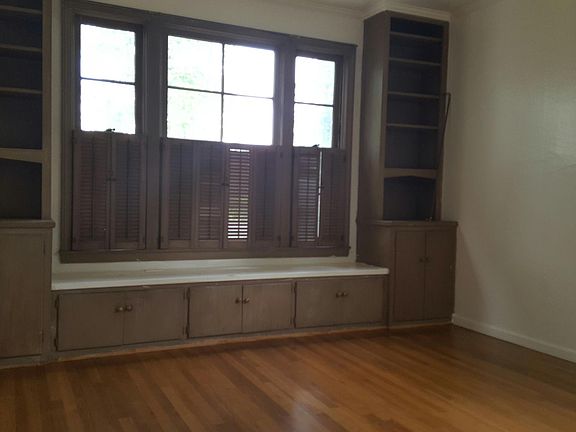 4th image of 726 E Saginaw Way