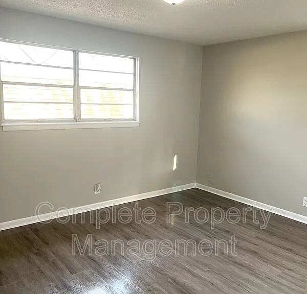 1108 Hall St — Photo 15