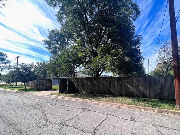 3rd image of 1000 W 1st St