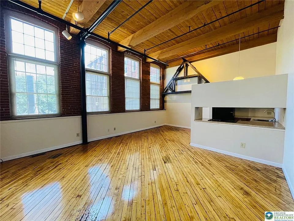 Living/dining area 1st Fl 1 Bedroom #104