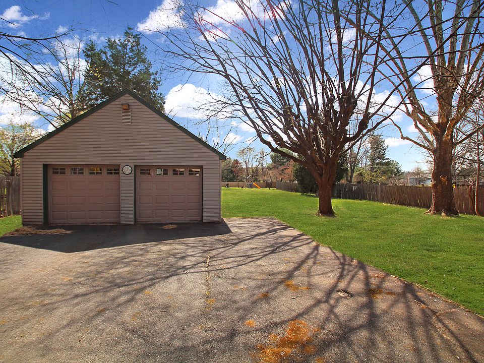 2nd image of 568 Gruber Rd