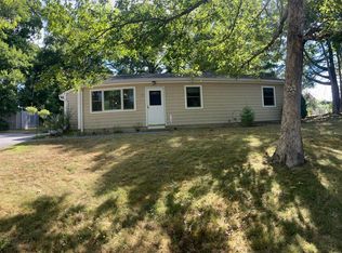 27 Meadowood Dr, Dartmouth, MA 02748