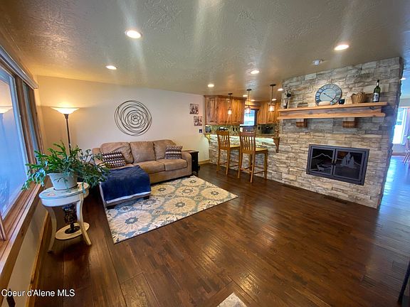 3rd image of 207 Sunset Dr