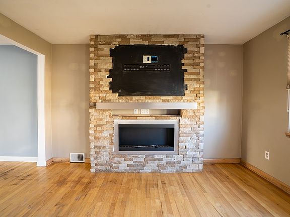 3rd image of 3930 Davenport Ave
