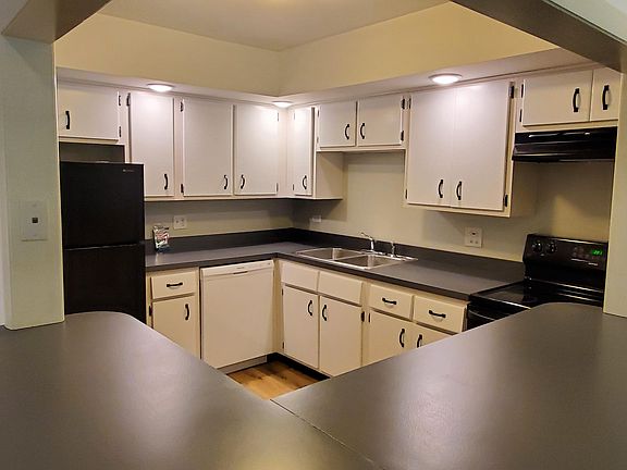 3rd image of 825 S Dwyer Ave APT F