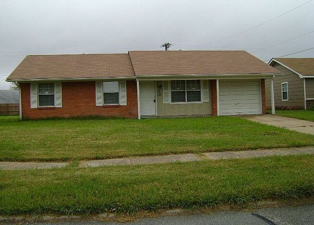 1st image of 813 Maple Dr