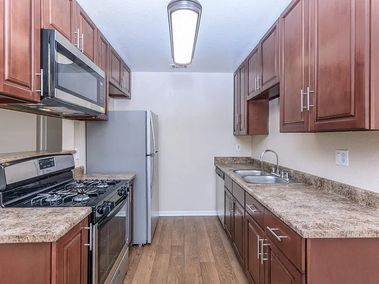 The Newport Apartments — Photo 38