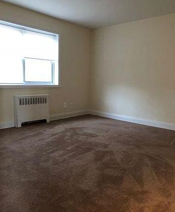 4th image of 35 Stratford Ave
