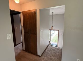 618 SE Kristi Ln, Lees Summit, MO 64063