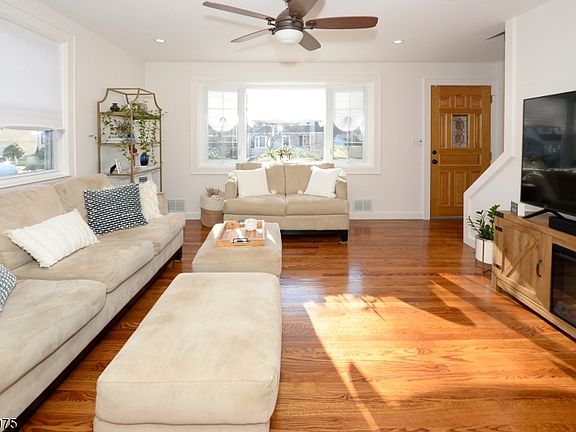 4th image of 544 Bryant Pl