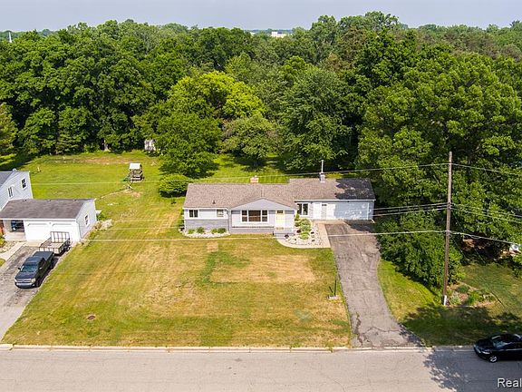 4th image of 5028 Tahquamenon Trl