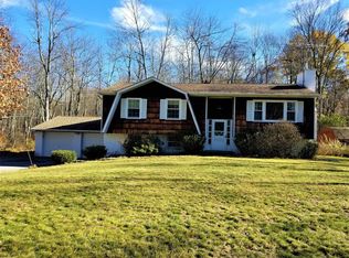 8 Lakeside Dr, Rhinebeck, NY 12572