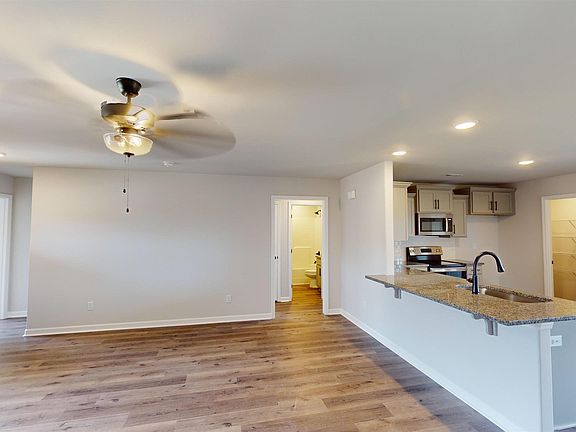 3rd image of 133 Stratman Dr