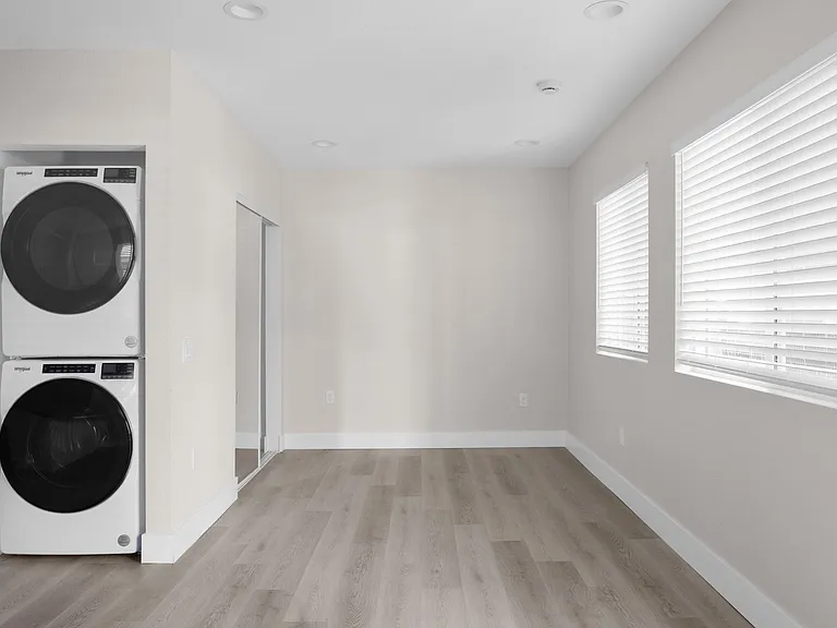 Sunset Cliffs Apartments — Photo 27