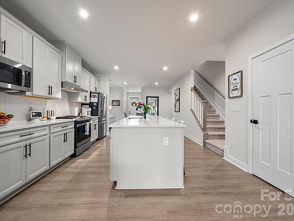 5th image of 910 Prince Garrett Way