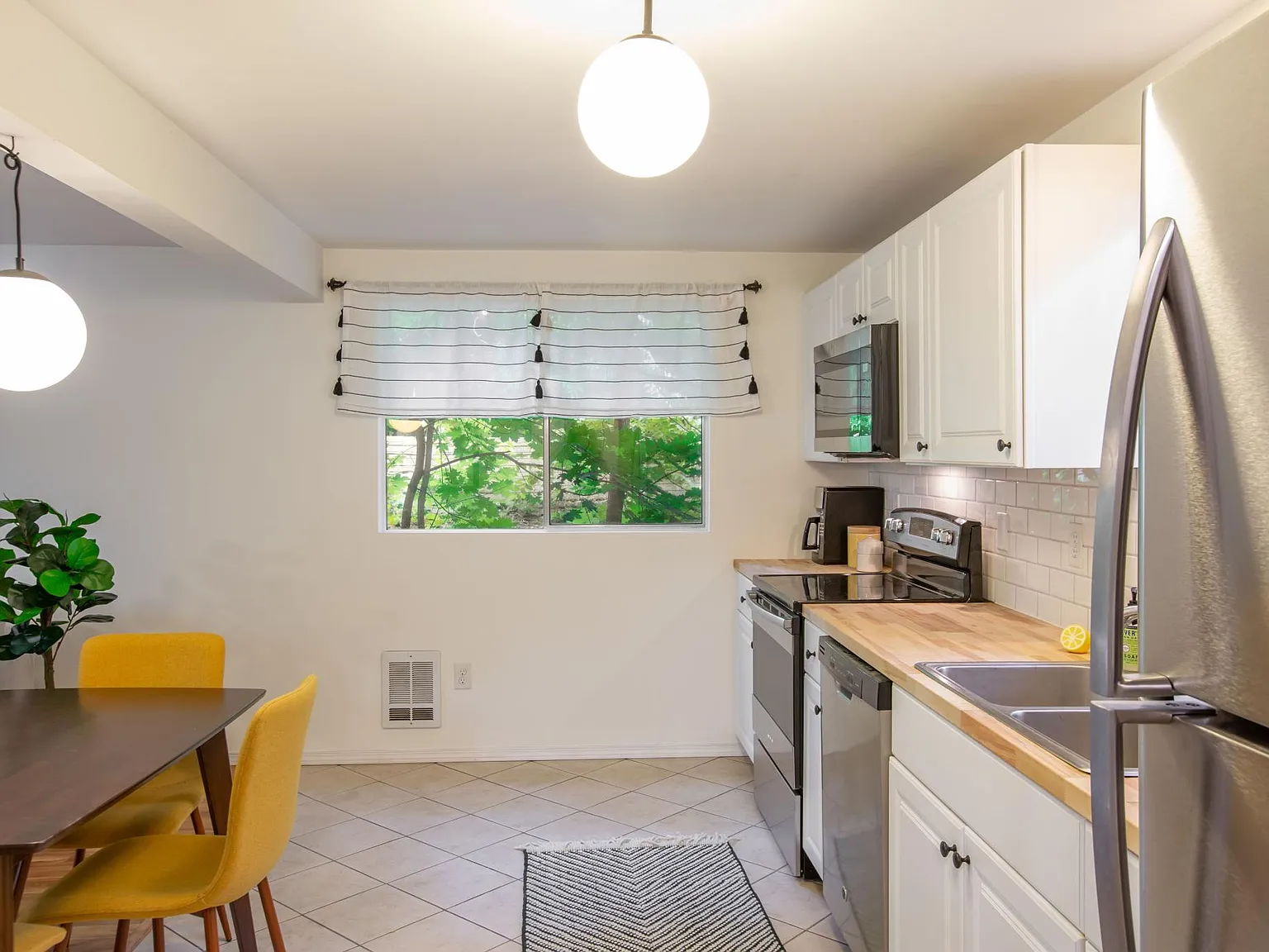 1 bed, 1.5 bath, 990 sqft, $1,450 — Photo 3