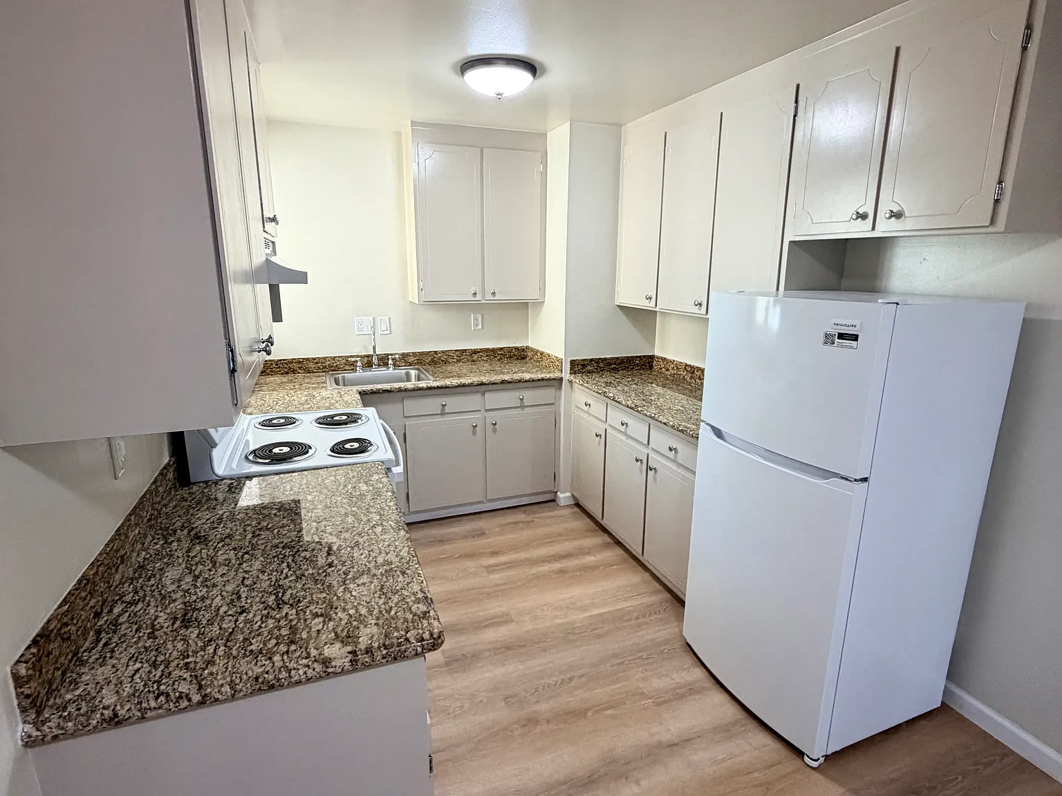 3 bed, 1000 sqft, $8,100 — Photo 1