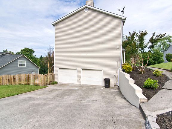 3rd image of 8015 Maple Run Ln