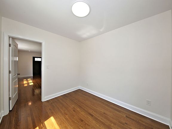 3rd image of 139 Waverly Ave APT 1R