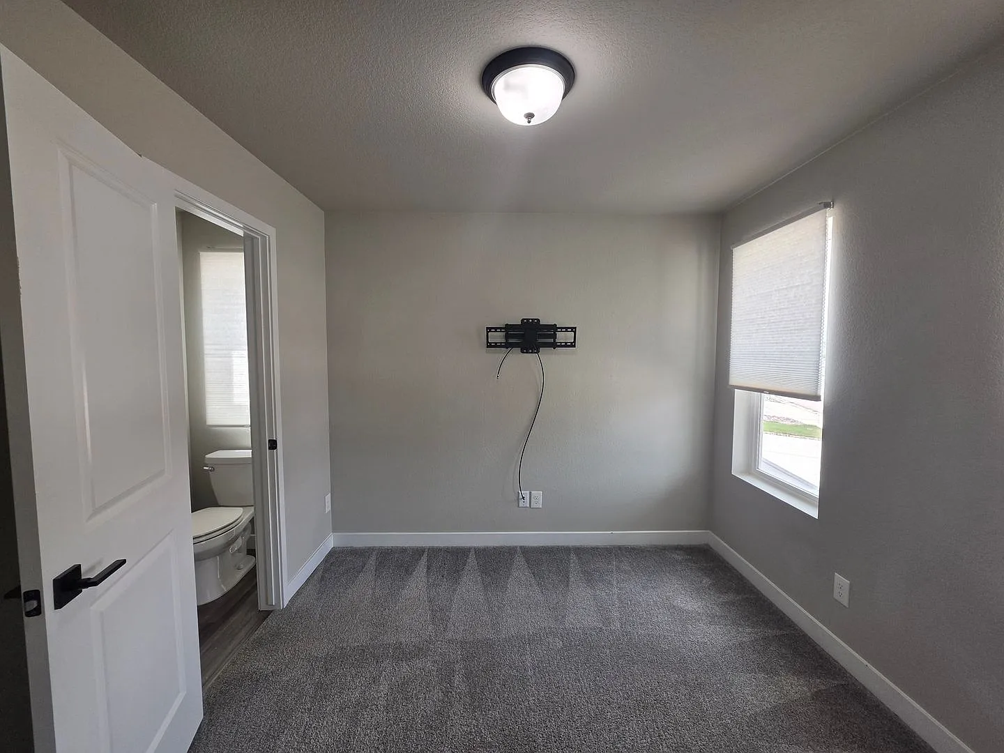 Spacious 4-Bedroom Home with Modern Finishes in Lorson Ranch — Photo 3