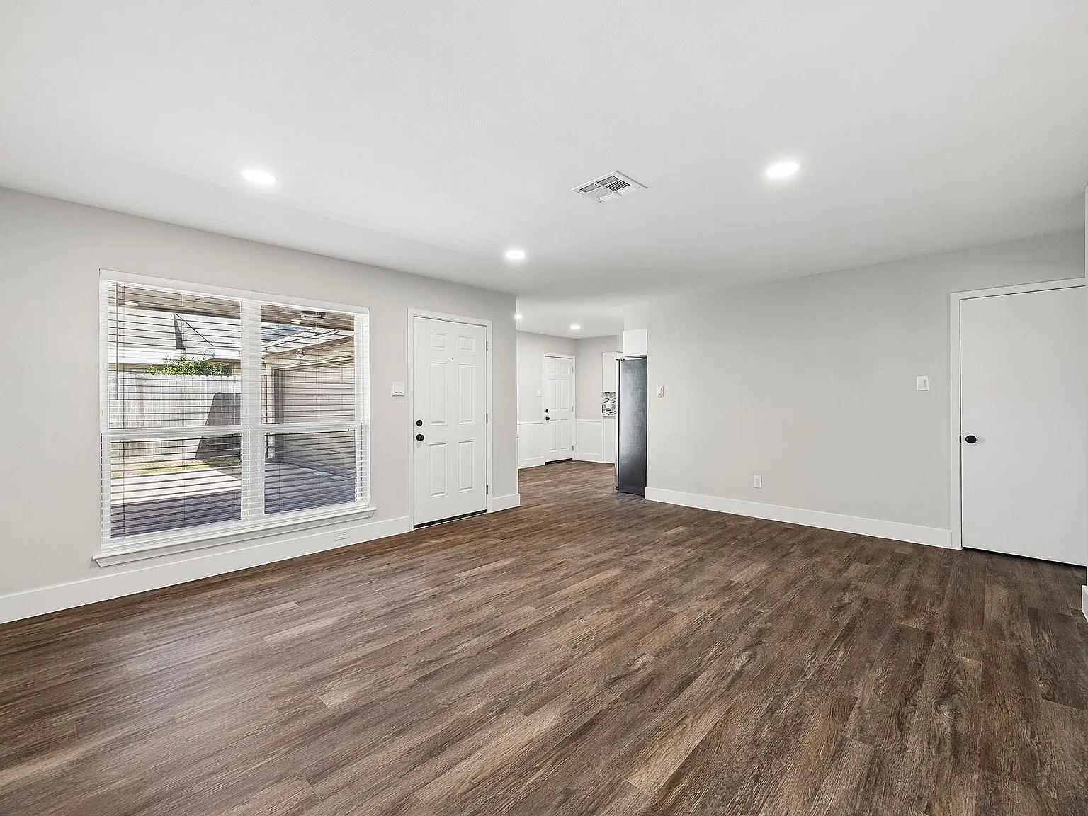3 bed, 2.0 bath, 1160 sqft, $2,000 — Photo 4
