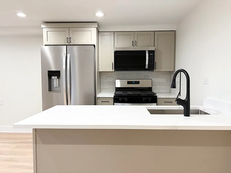 2349 W Grenshaw St #G — Photo 7