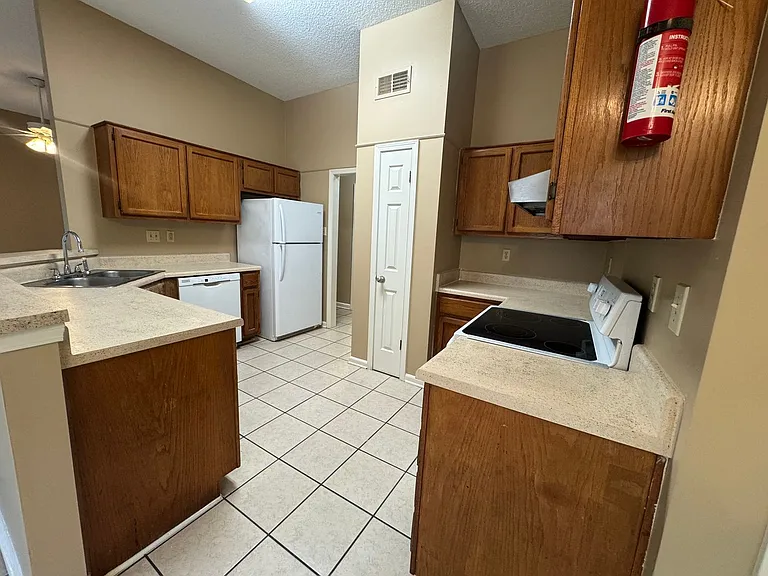 7822 Guthrie Ln — Photo 5