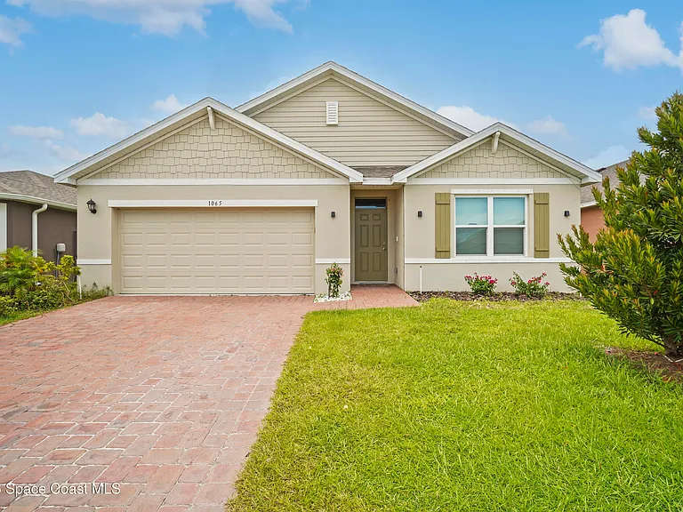 1065 Dugan Cir SE — Photo 1
