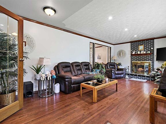 4th image of 8627 E Athabasca St SE