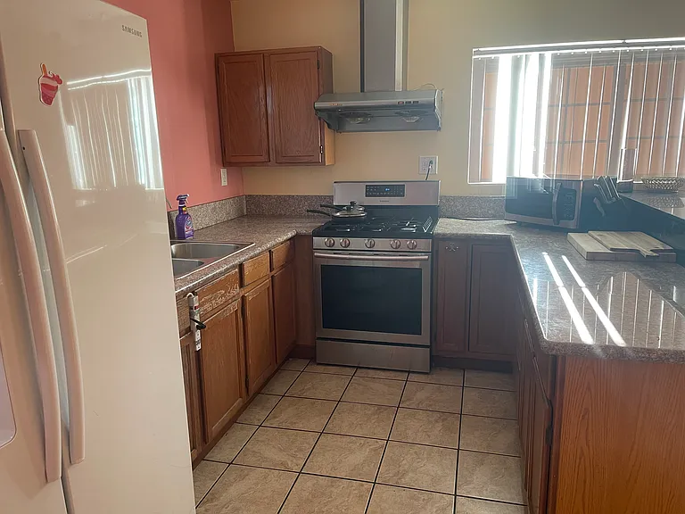 2548 Mayflower Ave #B — Photo 15