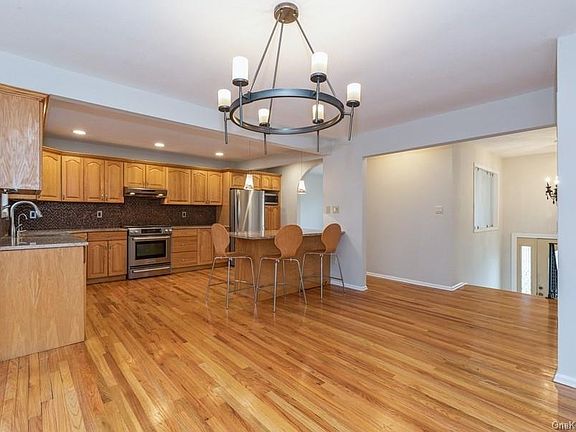 4th image of 12 Claremont Ln