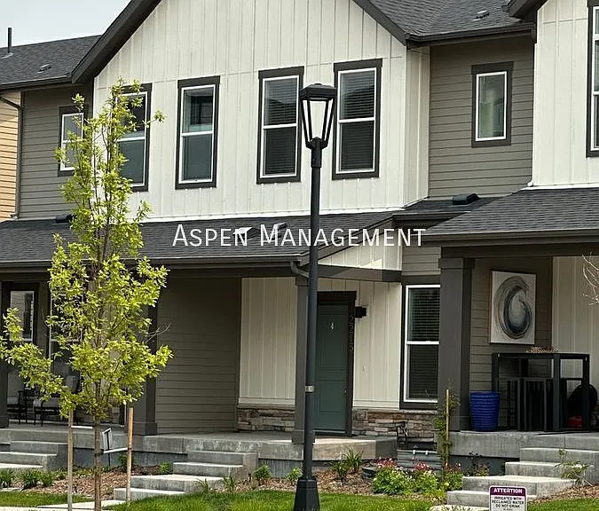 2215 Village Green Way — Photo 2