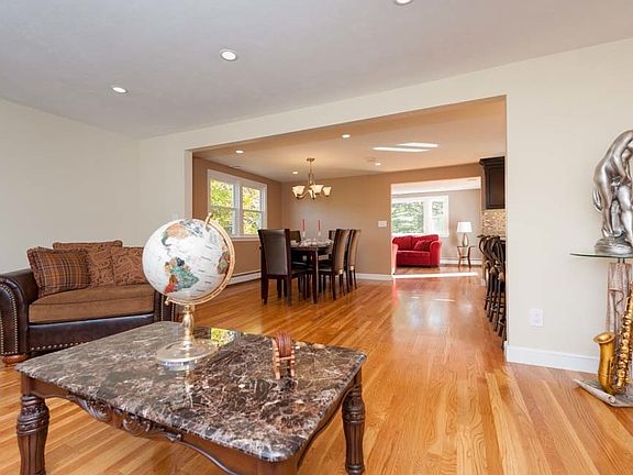 4th image of 11 Mill Pond Ln