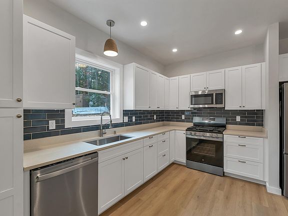 4th image of 22 Sundorf Street