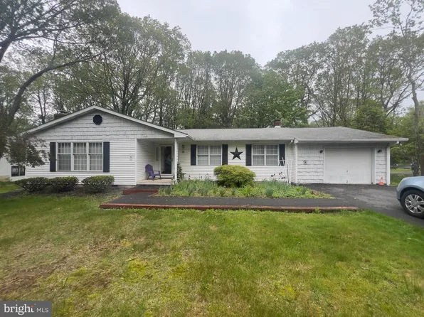 8 Cedar Rd, Mount Pocono, PA 18344