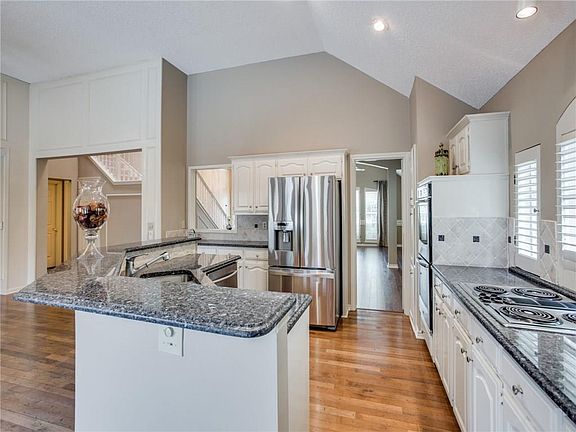 5th image of 4424 Avonshire Ln