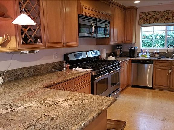 4th image of 18130 Bromley St