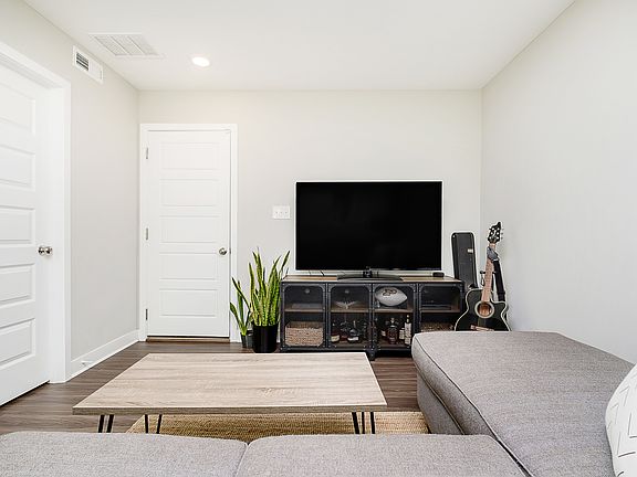 4th image of 336 Fairfax Way