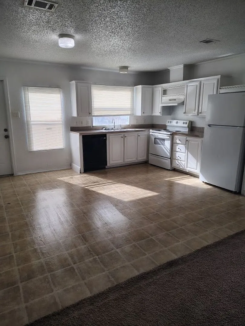 3 bedrooms / 2 bathroom house with private backyard — Photo 3