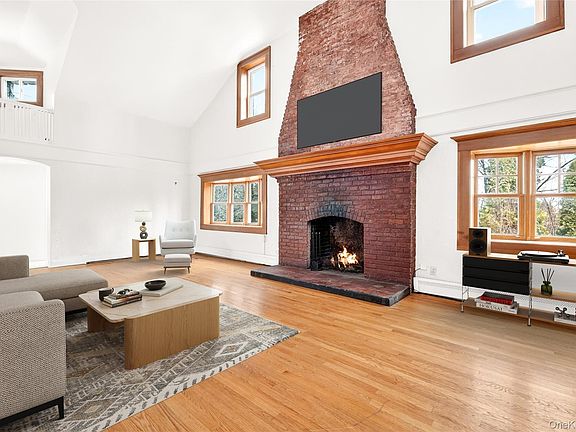 3rd image of 24 Old Knollwood Road