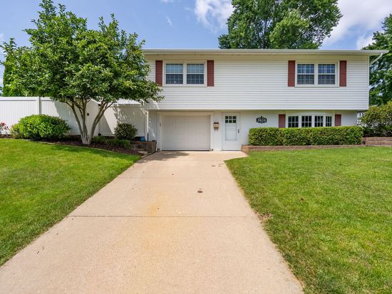 3120 Magnolia Ct, Bettendorf, IA 52722