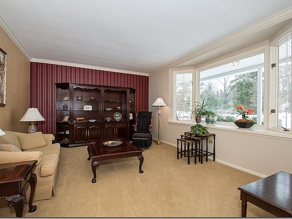 3rd image of 40 Meadowhill Ln