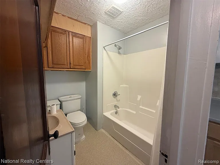 825 W Main St — Photo 16