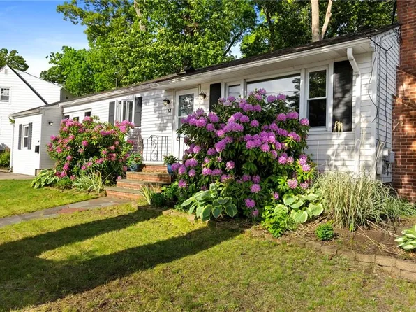 14 Woodhill Dr, Cranston, RI 02920